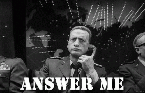 Image rigolote: Capture d'écran Dr Strangelove. Un général au téléphone avec le message "Answer Me".