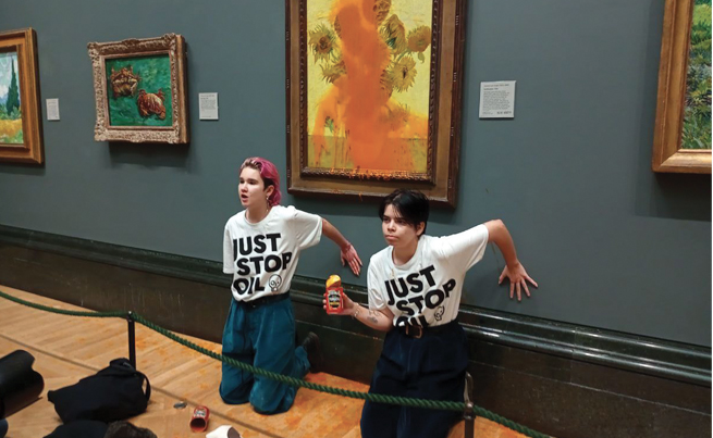 Deux militantes qui ont aspergé de soupe une toile de Van Gogh dans un musée 