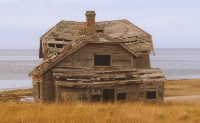 Maison abandonnée au bord du fleuve