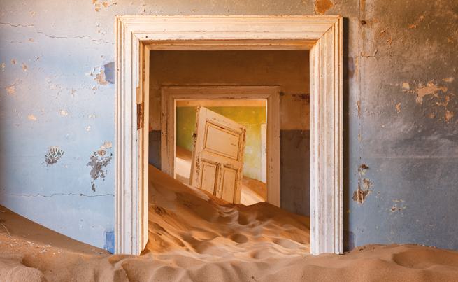Maison abandonnée remplie de sable